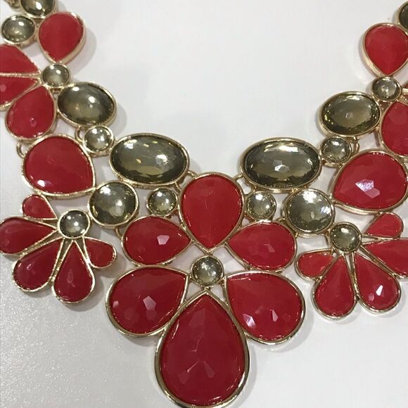 FRANCESCA’s Statement Necklace - Picture 2 of 5